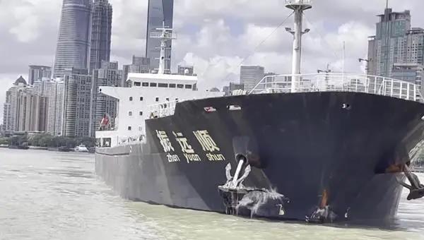 突发！散货船“振远顺”号撞击到浦东滨江塘桥渡口